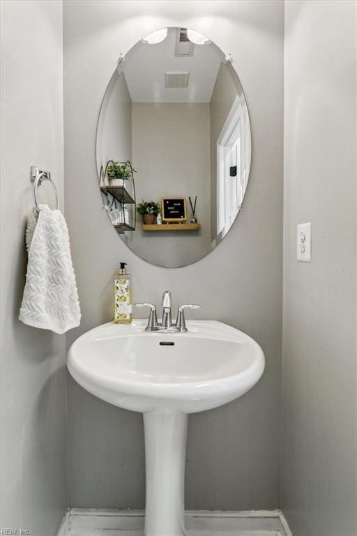 bathroom featuring a sink