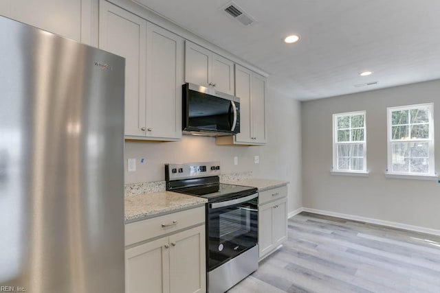 kitchen featuring visible vents, baseboards, appliances with stainless steel finishes, light wood-type flooring, and recessed lighting