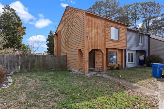 view of front facade featuring fence and a front yard