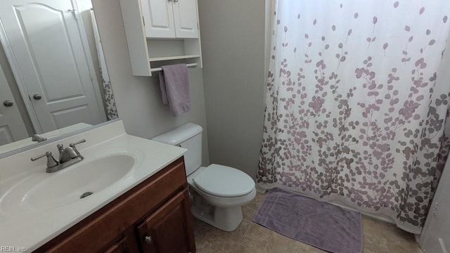 full bathroom with curtained shower, vanity, and toilet