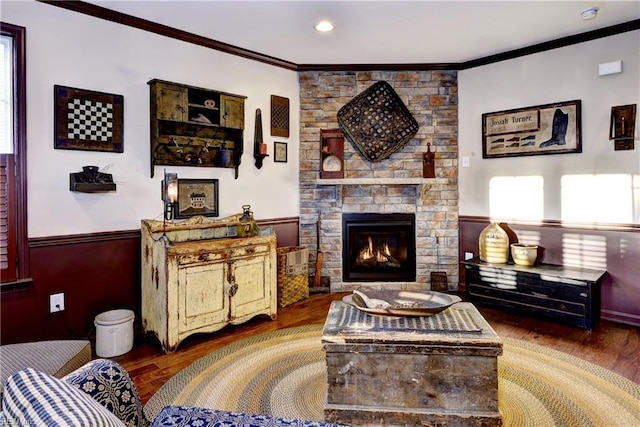 living room featuring ornamental molding, wainscoting, and wood finished floors