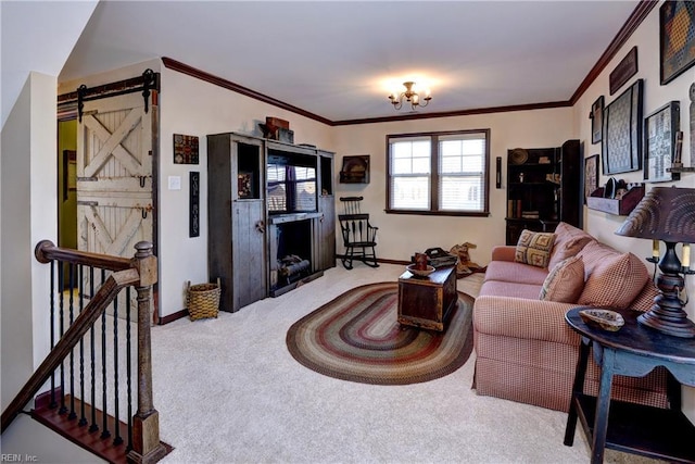 living room featuring carpet flooring, crown molding, baseboards, and a barn door