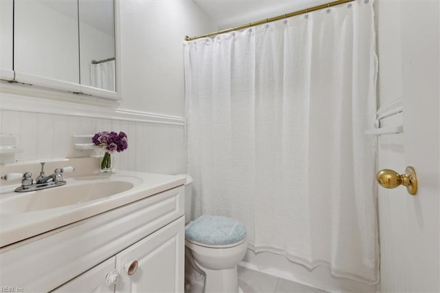 full bathroom with wainscoting, toilet, vanity, and a shower with curtain