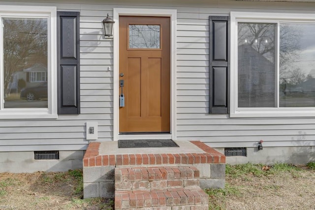 property entrance with crawl space