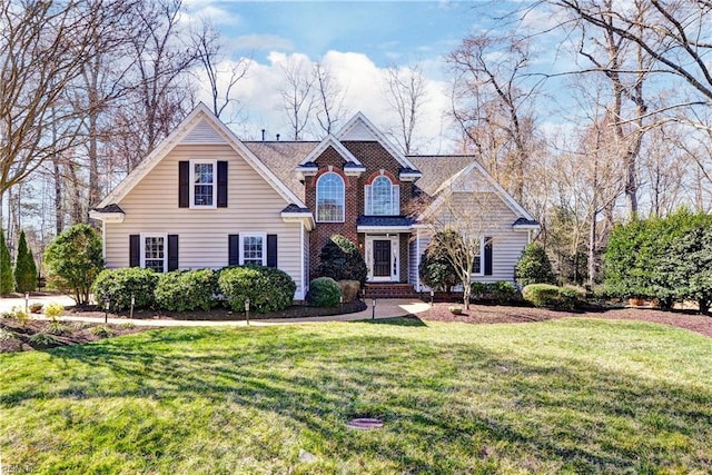 traditional-style house featuring a front yard