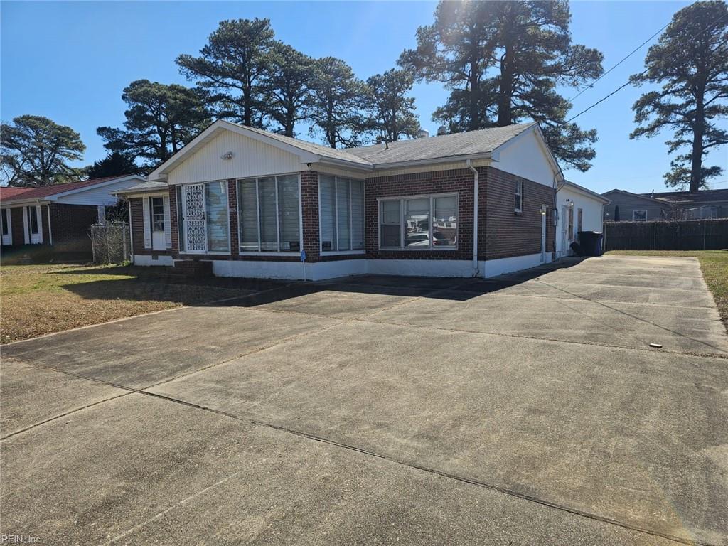 view of front facade featuring brick siding and a front lawn