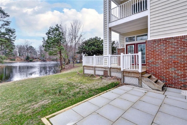 view of yard featuring a water view