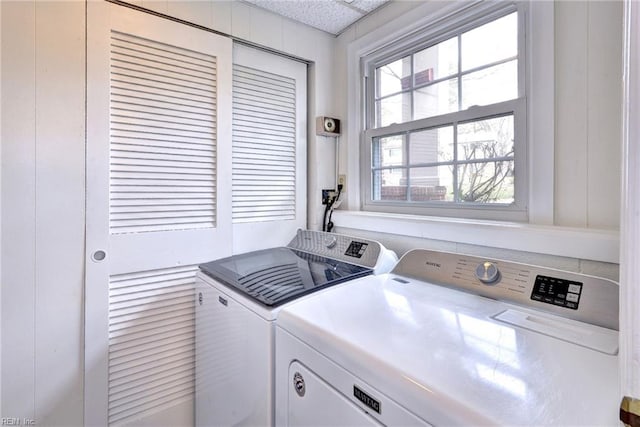 washroom with laundry area and washer and clothes dryer