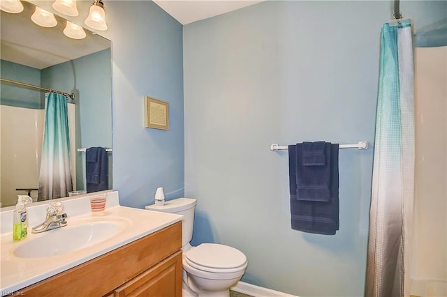 full bath with vanity, toilet, and a shower with curtain