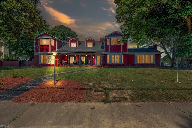 view of front of property featuring a front lawn