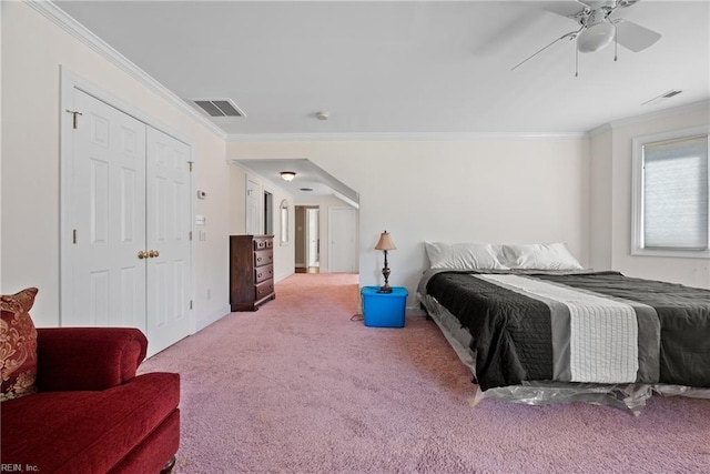 carpeted bedroom featuring arched walkways, visible vents, crown molding, and ceiling fan