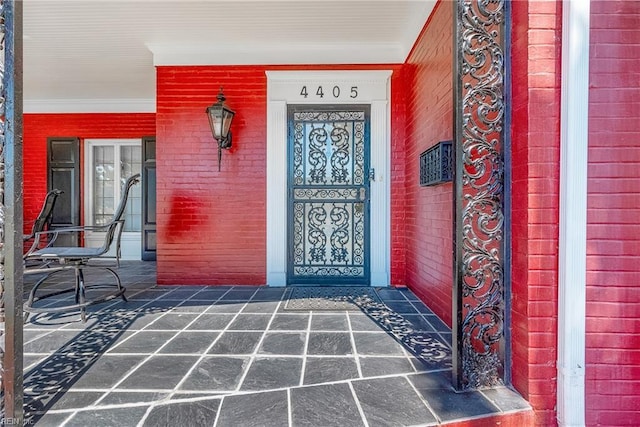 entrance to property featuring covered porch