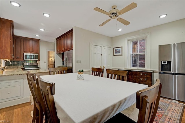 dining area featuring ceiling fan, light wood-style flooring, and recessed lighting