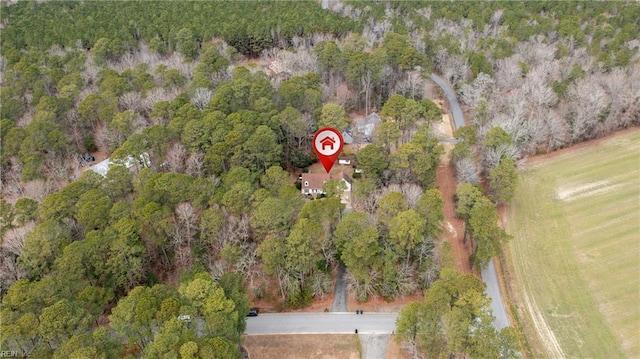 birds eye view of property featuring a forest view