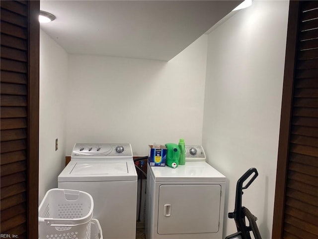 washroom with laundry area and washer and clothes dryer