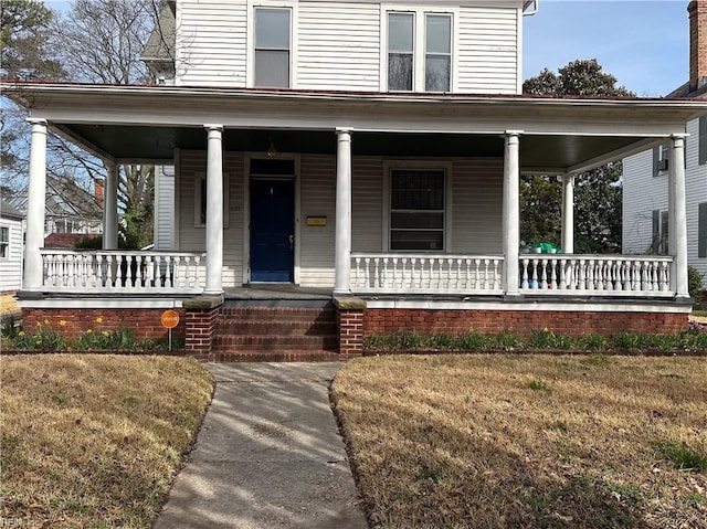 view of front facade featuring a porch and a front lawn