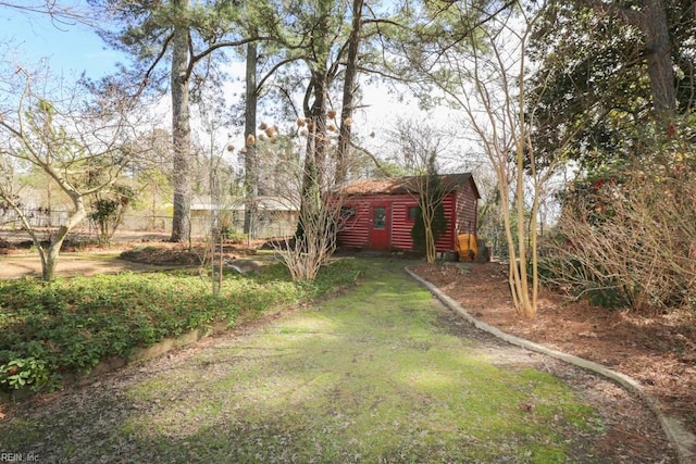 view of yard featuring an outdoor structure