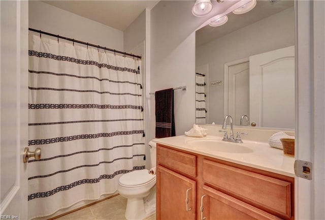 full bath featuring tile patterned flooring, curtained shower, toilet, and vanity