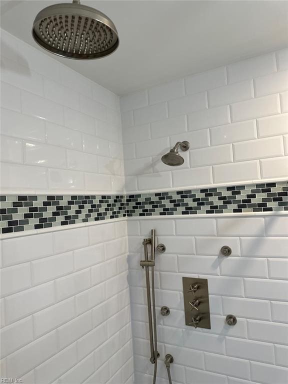 full bathroom featuring tiled shower