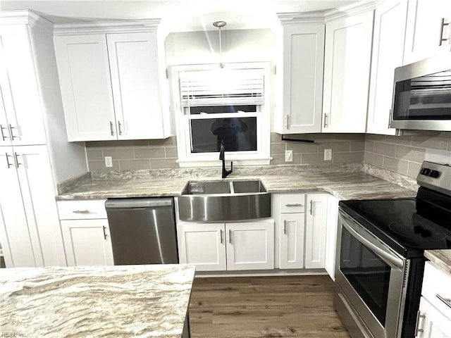 kitchen featuring tasteful backsplash, dark wood-style floors, white cabinets, stainless steel appliances, and a sink