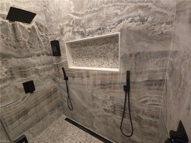 bathroom featuring tiled shower