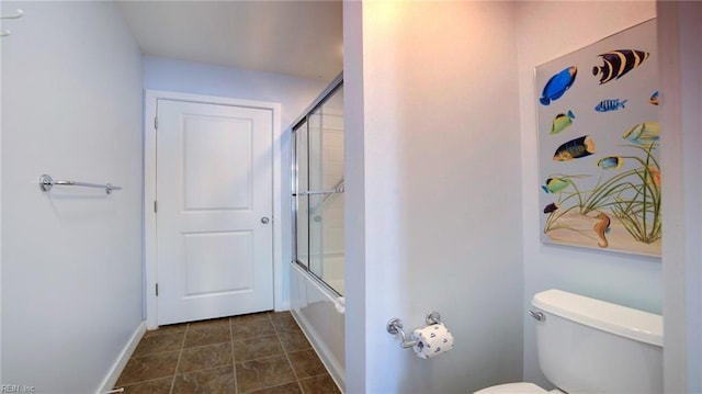 full bathroom featuring baseboards, enclosed tub / shower combo, toilet, and tile patterned flooring