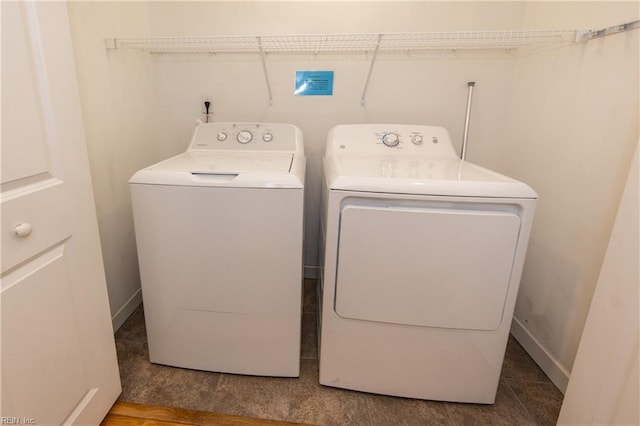 laundry room featuring laundry area, baseboards, and independent washer and dryer