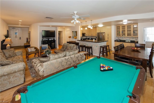 rec room featuring light wood-style flooring, recessed lighting, a ceiling fan, and visible vents