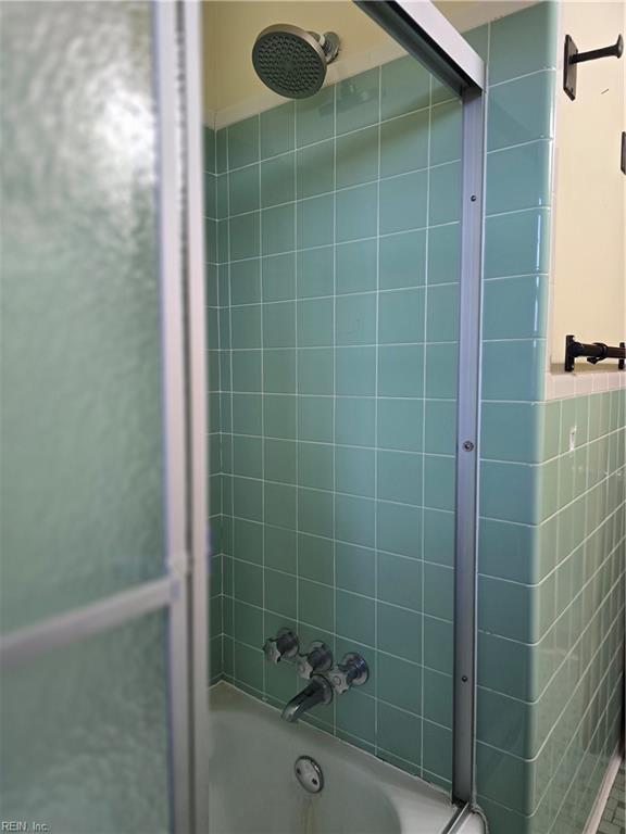 full bathroom with tub / shower combination