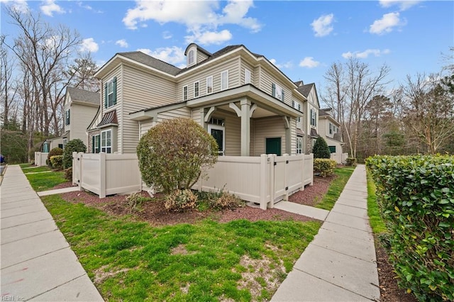 view of front of house with a fenced front yard