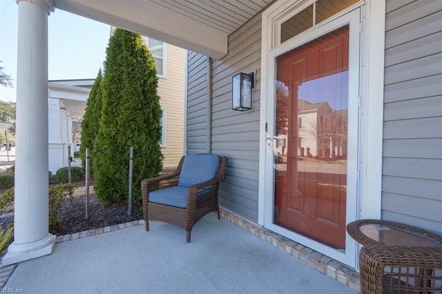 property entrance featuring a porch