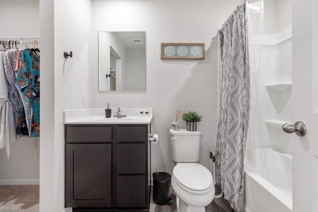 bathroom featuring vanity, baseboards, visible vents, toilet, and shower / tub combo with curtain