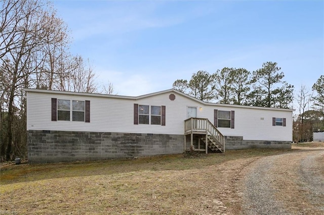 manufactured / mobile home featuring driveway and crawl space