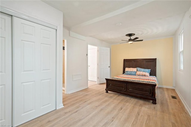 bedroom with light wood-style flooring, baseboards, visible vents, and ceiling fan