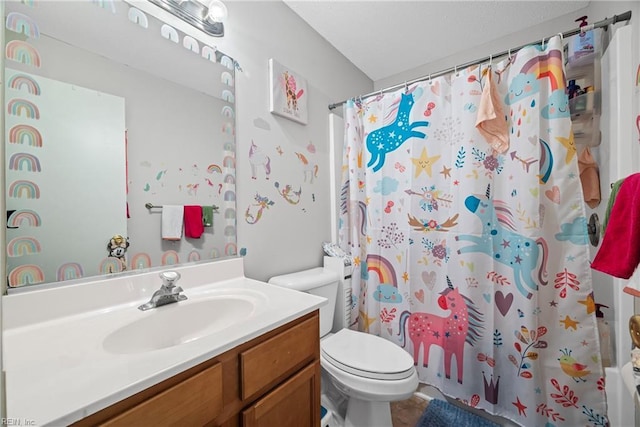 full bath featuring a shower with shower curtain, toilet, and vanity