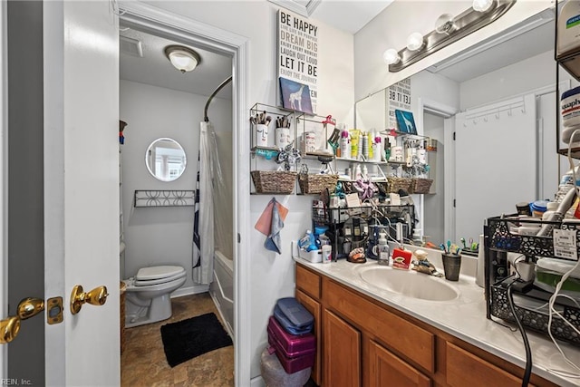 full bath featuring shower / tub combo with curtain, vanity, and toilet