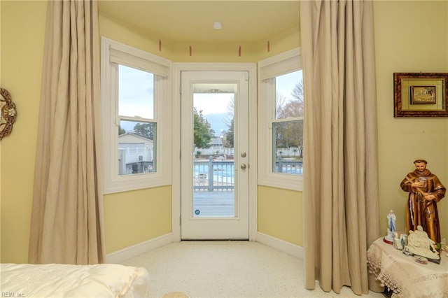 entryway featuring carpet flooring and baseboards