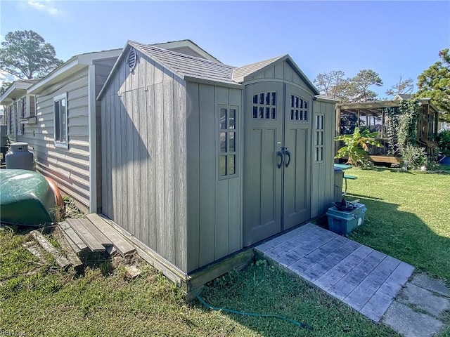 view of outdoor structure featuring an outbuilding