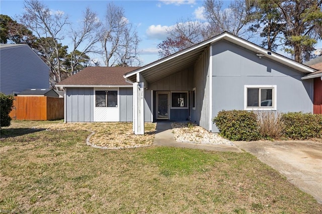 view of front facade with a front yard and fence