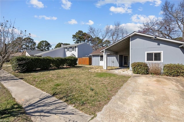 view of front facade featuring a front yard and fence