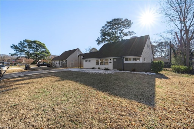 view of front facade featuring a front yard