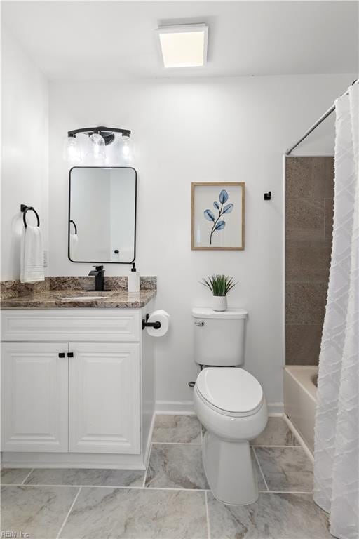 full bath featuring baseboards, shower / tub combo, toilet, and vanity