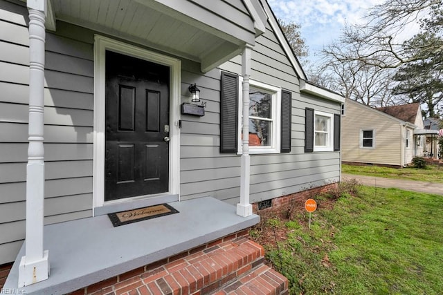 doorway to property with crawl space