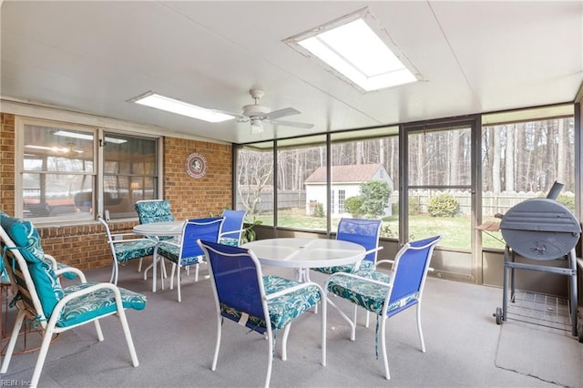 sunroom / solarium featuring a ceiling fan