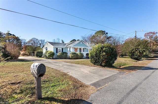 view of front of home featuring a front lawn