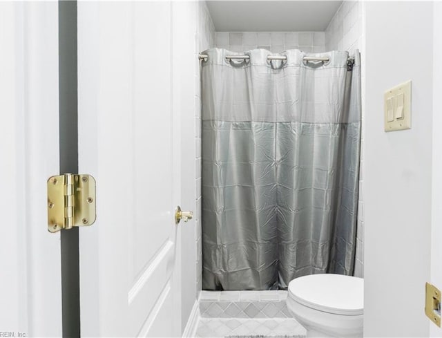 full bathroom featuring curtained shower and toilet