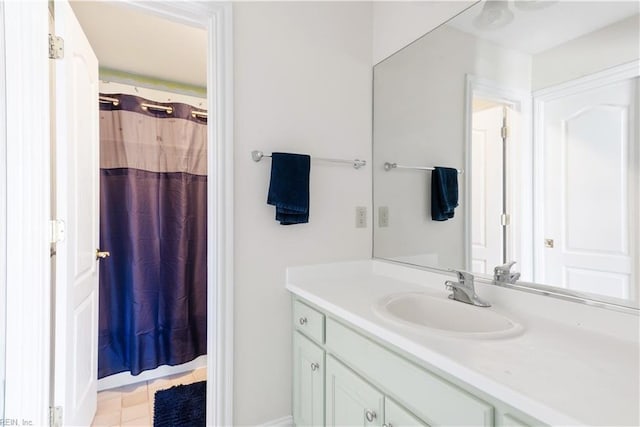 bathroom with a shower with curtain and vanity