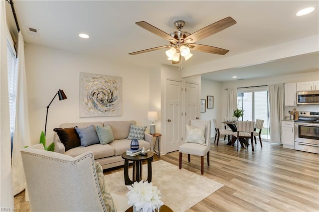 living area with visible vents, recessed lighting, light wood-style floors, and ceiling fan