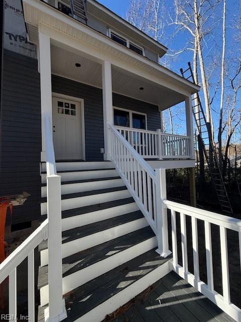 property entrance with covered porch