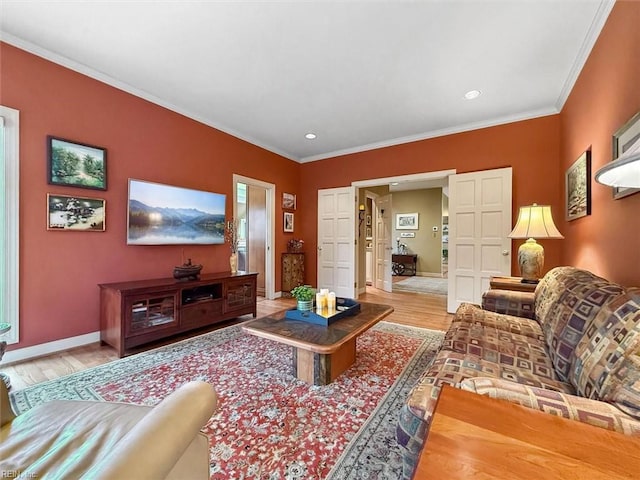 living room with recessed lighting, baseboards, light wood-style floors, and crown molding